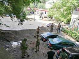 Волонтеры из Симферополя откапывают машины и расчищают дворы в Ялте после потопа, - ФОТО