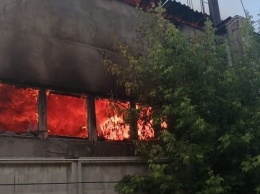 Крупный пожар произошел на улице Попова в Барнауле