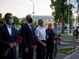 В Петрозаводске прошло ночное возложение цветов к Вечному огню