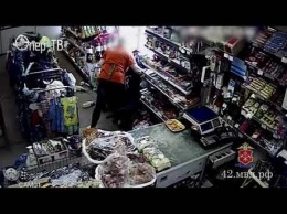Работница магазина в Кузбассе скрутила напавшего на нее с ножом грабителя