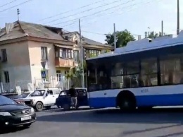 В Симферополе на перекрестке троллейбус столкнулся с легковушкой: сохраняется затор, - ВИДЕО