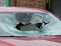 Кузбассовец разбил лобовое стекло автомобиля бывшей жены разводным ключом