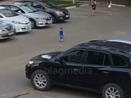 Благовещенцы заметили на парковке самостоятельно гуляющего малыша
