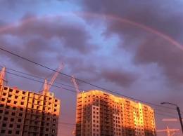 Барнаульцы делятся в соцсетях фотографиями розового восхода с радугой