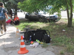В Крыму иномарка сбила на тротуаре малыша в коляске и его брата