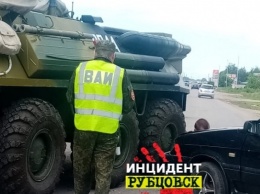 В Алтайском крае столкнулись легковой автомобиль и БТР