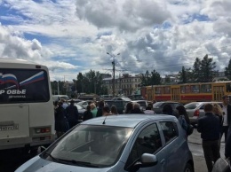 В Барнауле возле мобильных комплексов вакцинации выстраиваются очереди