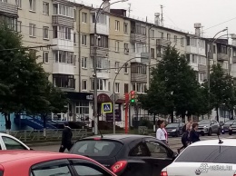 Светофор показал все сигналы разом на оживленном перекрестке в Кемерове