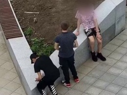 Благовещенские подростки испортили скамейку на площади Ленина