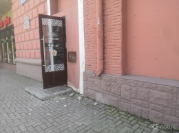 Куски балкона упали на крыльцо магазина в центре Кемерова