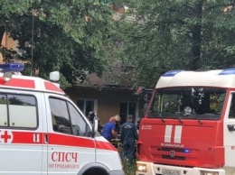 В Петрозаводске полуобнаженная молодая женщина выпала из окна пятого этажа
