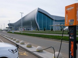 В аэропорту Симферополя появились станции зарядки электрокаров, - ФОТО
