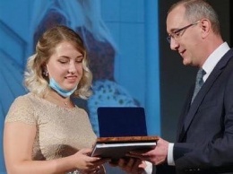 Губернатор наградил медалью Диану Бессарабову за спасение ребенка