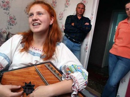 15-летняя Катя из Алтайского края играет гуслях, баяне, ложках и пишет частушки