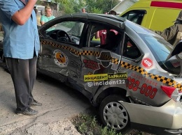 Водителя такси увезли на «скорой» после мощного столкновения иномарок на барнаульском перекрестке