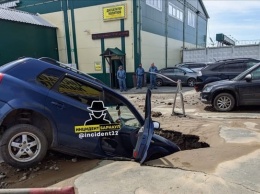 В Барнауле автомобиль угодил в большую яму