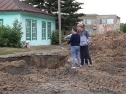 Власти одного из районов в Алтайском крае уже полгода не могут избавить сельчан от коммунальных «окопов»