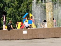 Массовые купания детей в фонтане возмутили кузбассовцев