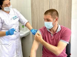 Коронавирус - в нокаут: чемпион мира по боксу Дмитрий Пирог сделал прививку от COVID-19