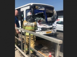После столкновения автобуса с грузовиком восемь человек попали в больницу