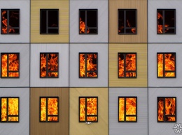 Два десятка огнеборцев съехались на пожар в кемеровском общежитии