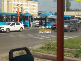Автобус столкнулся с маршруткой на трамвайных путях около кемеровского вокзала