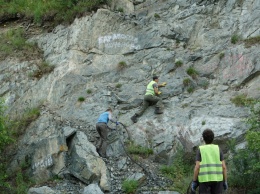 На Алтае волонтеры очистили горы от «наскальной живописи» туристов