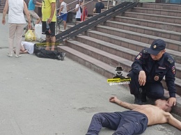 Барнаульские медики «откачали» двух отключившихся от наркотиков на пороге магазина мужчин