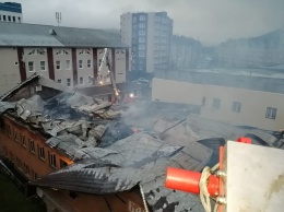 Очередной серьезный пожар охватил административное здание в центре Горно-Алтайска