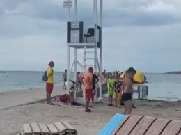 На пляже Севастополя ребенок разбил голову, прыгая на батуте, - ВИДЕО