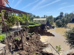 В Северском районе рядом с жилым домом обрушился берег реки