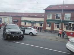 Из-за ДТП в районе Центрального рынка заблокировано движение трамваев (фото)