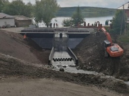 В Курьинском районе завершено строительство дамбы на озере Белое