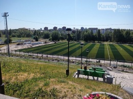 На стадионе «Юность» в Петрозаводске уложили новый газон. Узнали, когда достроят сам стадион