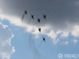 Истребители устроили короткое авиашоу в небе над Новокузнецком