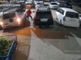 Неадекватный «каратист» вторую неделю подряд атакует машины в благовещенском дворе