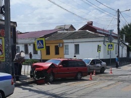 В Симферополе на перекрестке столкнулись две легковушки: есть пострадавшие, - ФОТО