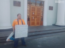 Одиночный пикет против казаков проходит у здания правительства Карелии