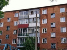 Администрация Мысков своевременно не провела торги для восстановления крыши в жилом доме