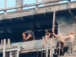«Опасные игры»: подростки забрались на опору зейского моста в Благовещенске