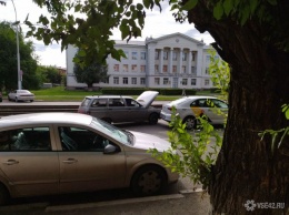 Автомобиль заблокировал полосу на кемеровской дороге