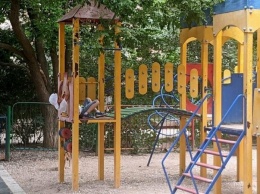 Травмирование 6-летнего мальчика на детской площадке: в Симферополе проходят проверки