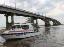 Сотрудники ГИМС спасли упавшую с моста Саратов - Энгельс женщину