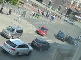Две аварии с интервалом в несколько минут произошло возле ЦУМа в Барнауле