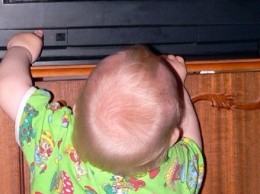 В Ленинском районе по недосмотру матери на ребенка упал телевизор