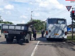 В Благовещенске автобус повредило трубами, которые вез грузовик
