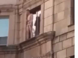 Голый пенис в окне многоэтажки возмутил новокузнечан