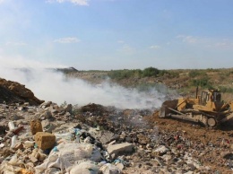 В Крыму продолжаются работы на мусорном полигоне, где произошел крупный пожар, - ФОТО