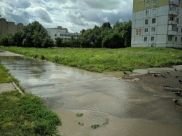 Соцсети: вода хлынула на кемеровскую улицу после прорыва трубы