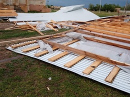 Ураган снес крыши школы и детского сада в саратовском селе